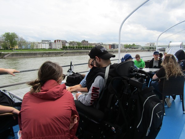 Gruppenbild auf dem Schiff bei der Fahrt über den Rhein