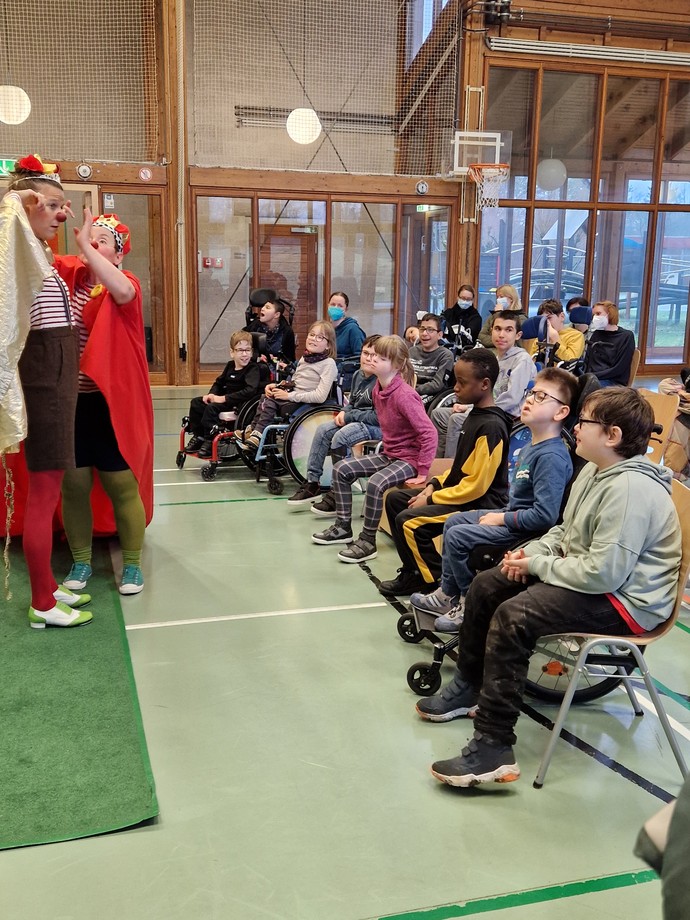 Lernende und Lernende betrachten das Schauspiel.