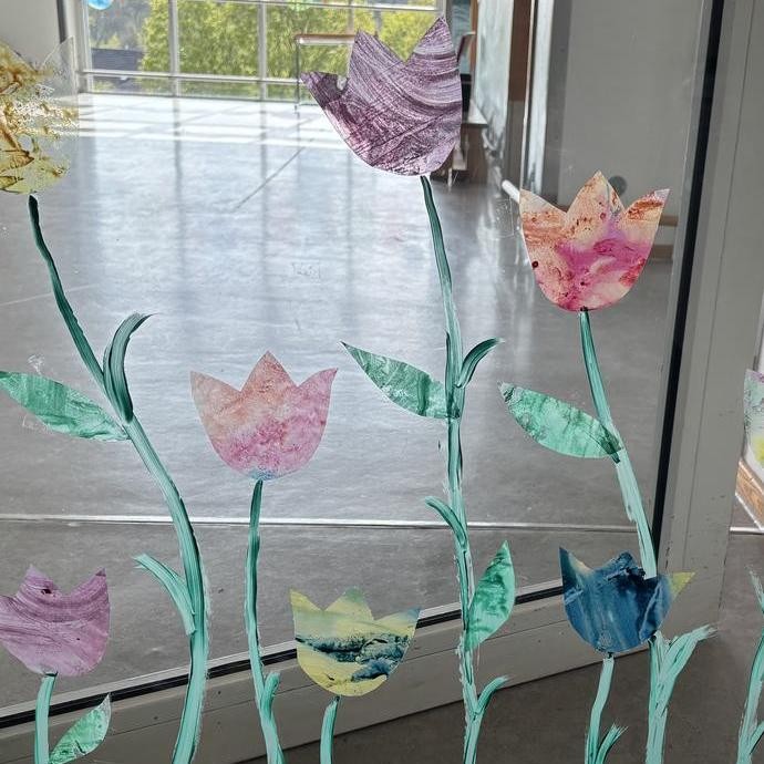 gebastelte Vögel und Blumen (vergrößerte Bildansicht wird geöffnet)