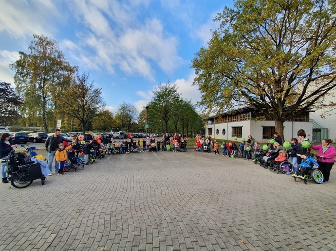 Schülerinnen und Schüler der Primarstufe mit ihren Laternen