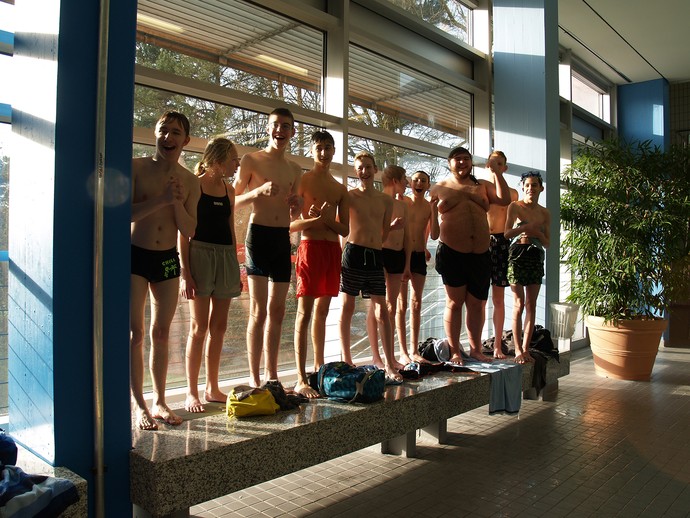Gruppenbild unserer SuS auf der Bank stehend