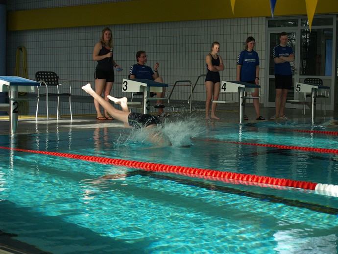 Marlon taucht ins Wasser ein