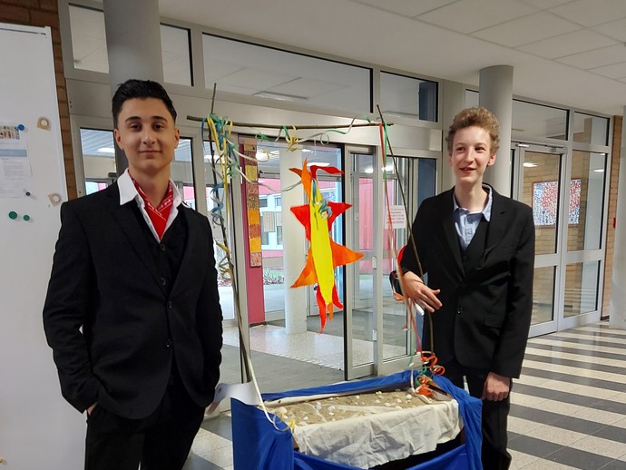 Schüler neben Karnevalswagen (vergrößerte Bildansicht wird geöffnet)