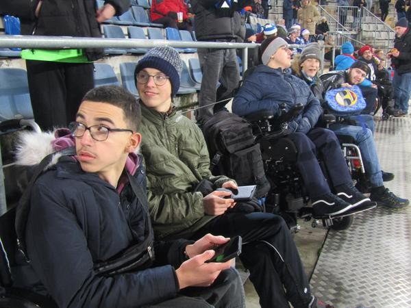 Schülerinnen und Schüler im Stadion