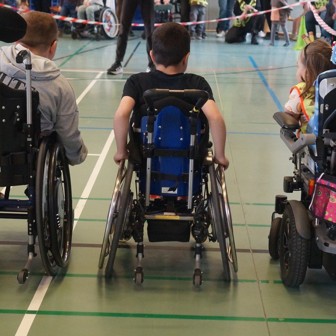 Schüler im Rollstuhl vor dem Start (vergrößerte Bildansicht wird geöffnet)