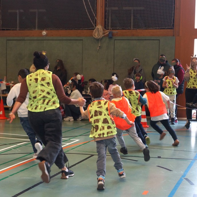 Schülerinnen und Schüler beim Laufen (vergrößerte Bildansicht wird geöffnet)