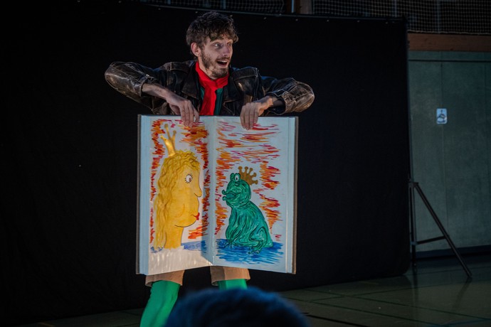 Valentino der Frosch mit einem Märchenbuch
