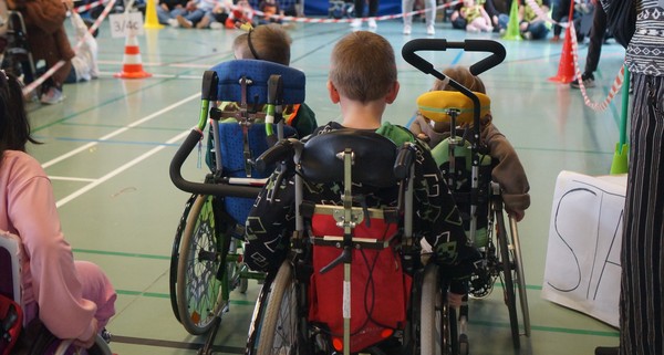 Schüler im Rollstuhl vor dem Rennen