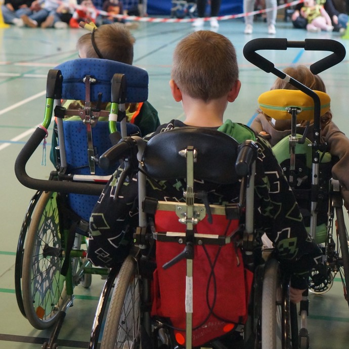 Schüler im Rollstuhl vor dem Start (vergrößerte Bildansicht wird geöffnet)
