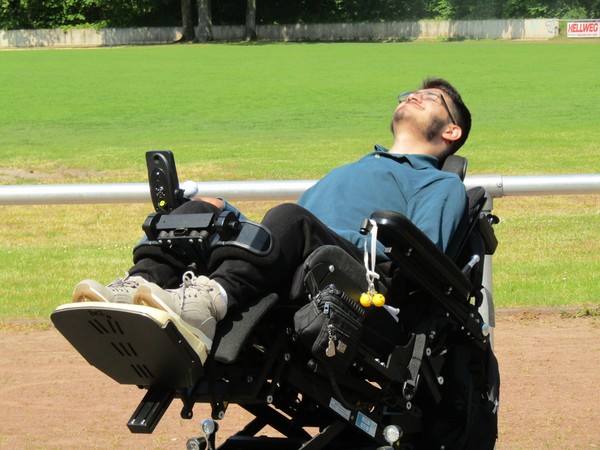 Achmad chillt in der Sonne.