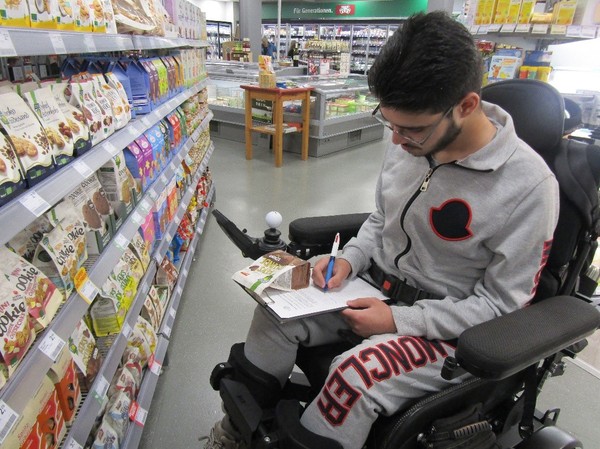 Schüler vor Supermarktregal