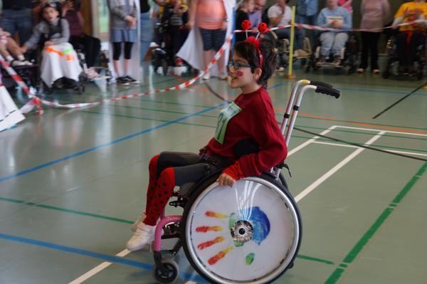 Schülerin verkleidet als Ladybug