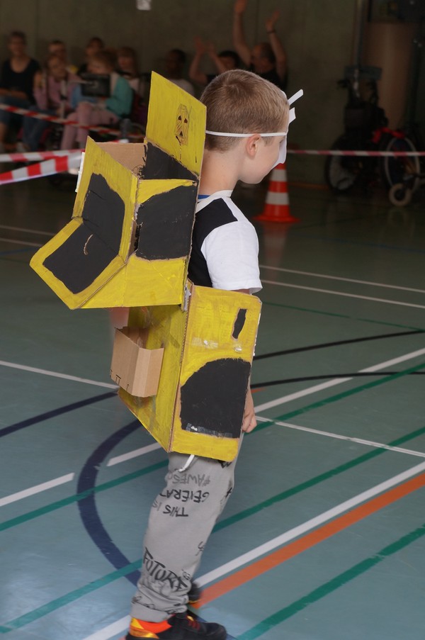 Schüler verkleidet als Bumblebee