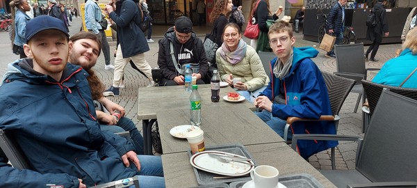 Schüler und Frau Rueter bei der Stärkung für die Rückfahrt