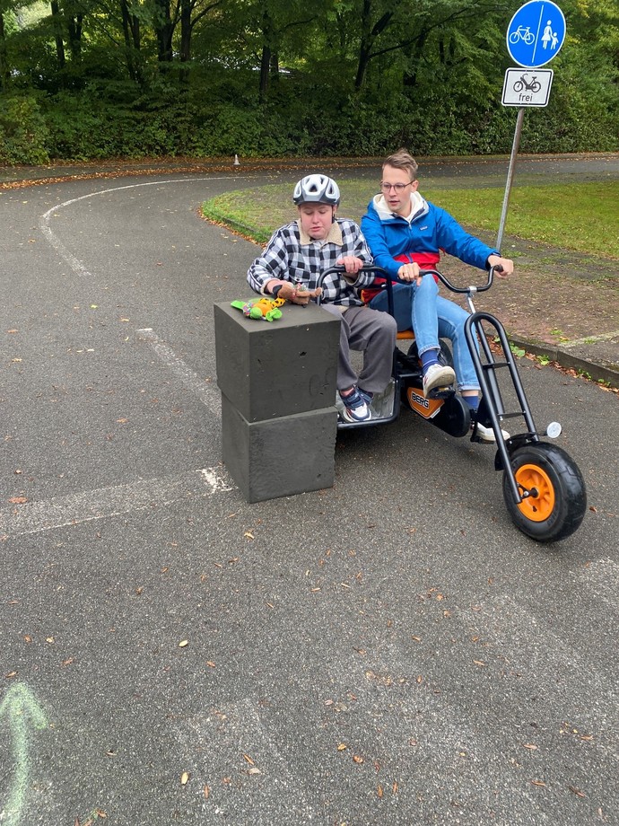 Schüler auf dem Kettcar