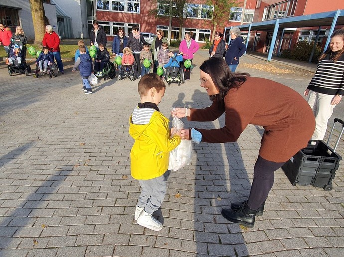 Süße Tüten für die Schülerinnen und Schüler