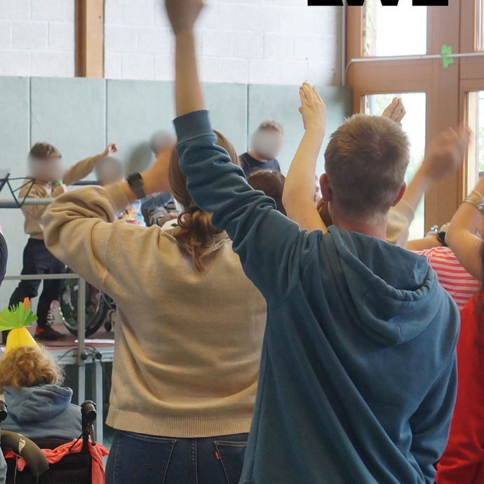 Schüler hören der Schulband zu (vergrößerte Bildansicht wird geöffnet)
