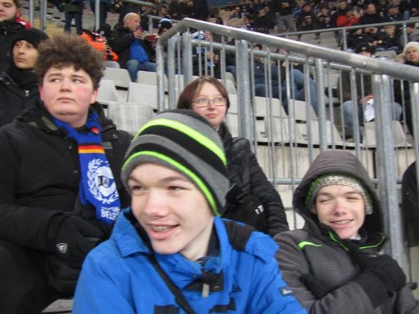 Schülerinnen und Schüler im Stadion