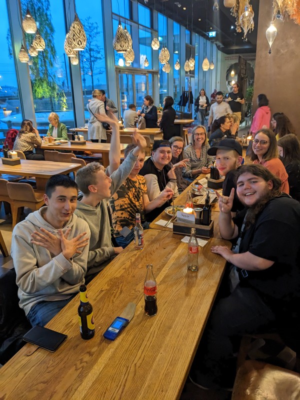 Gruppenbild beim Abendessen im Restaurant