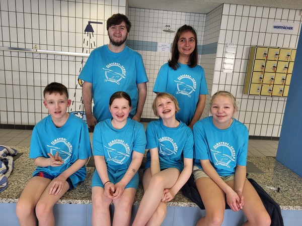 Team Albatros in den neuen Schul-Shirts