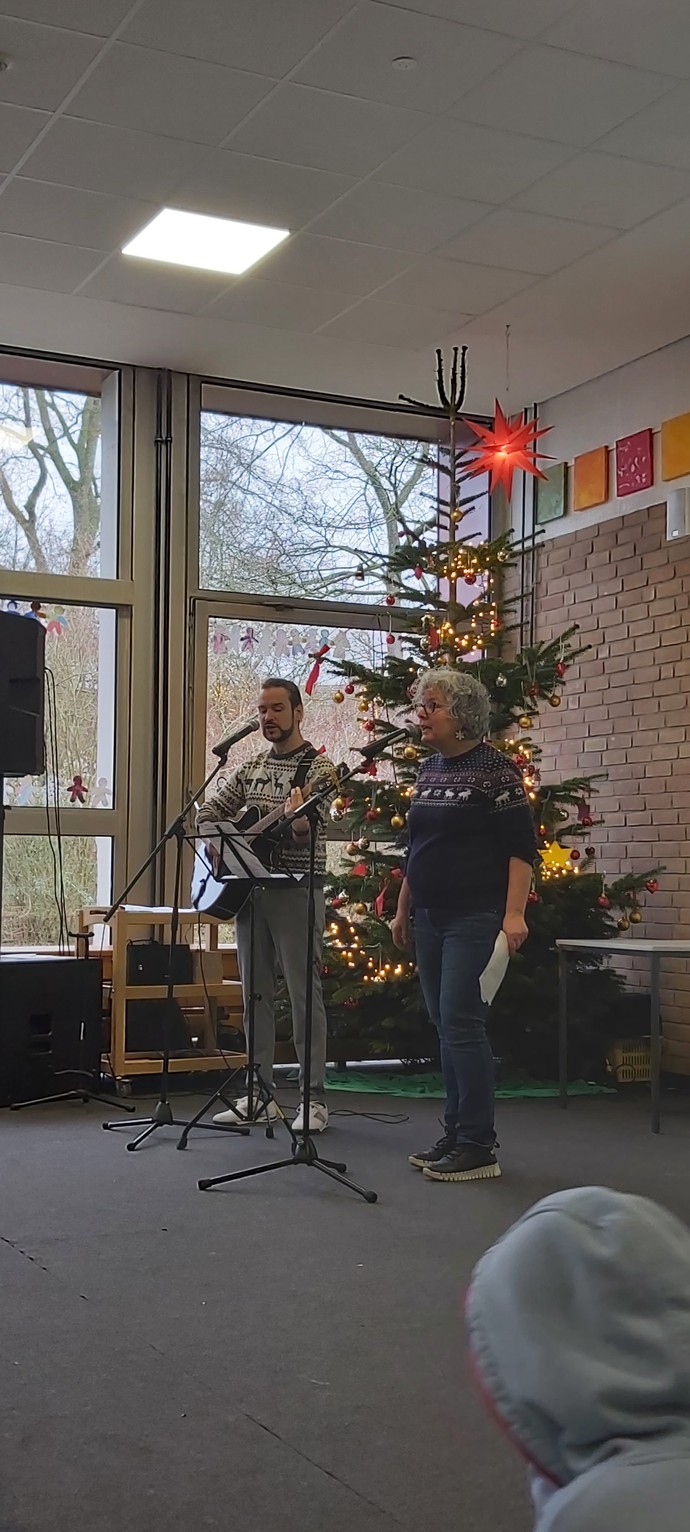 singen vor dem Tannenbaum