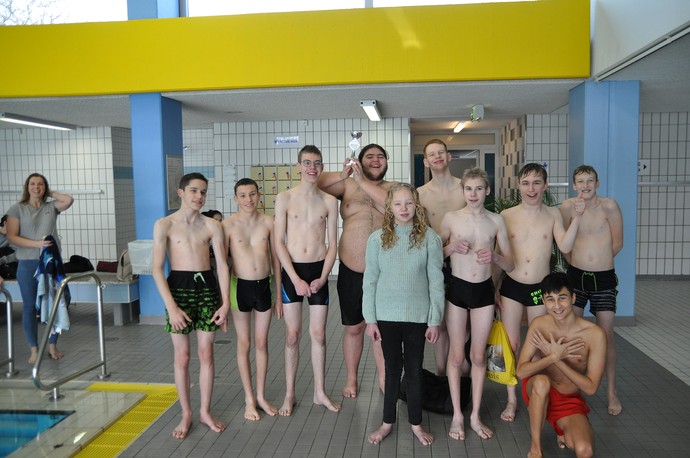 Gruppenfoto unserer Wettkämpfer, die den Pokal für Platz 2 präsentieren.