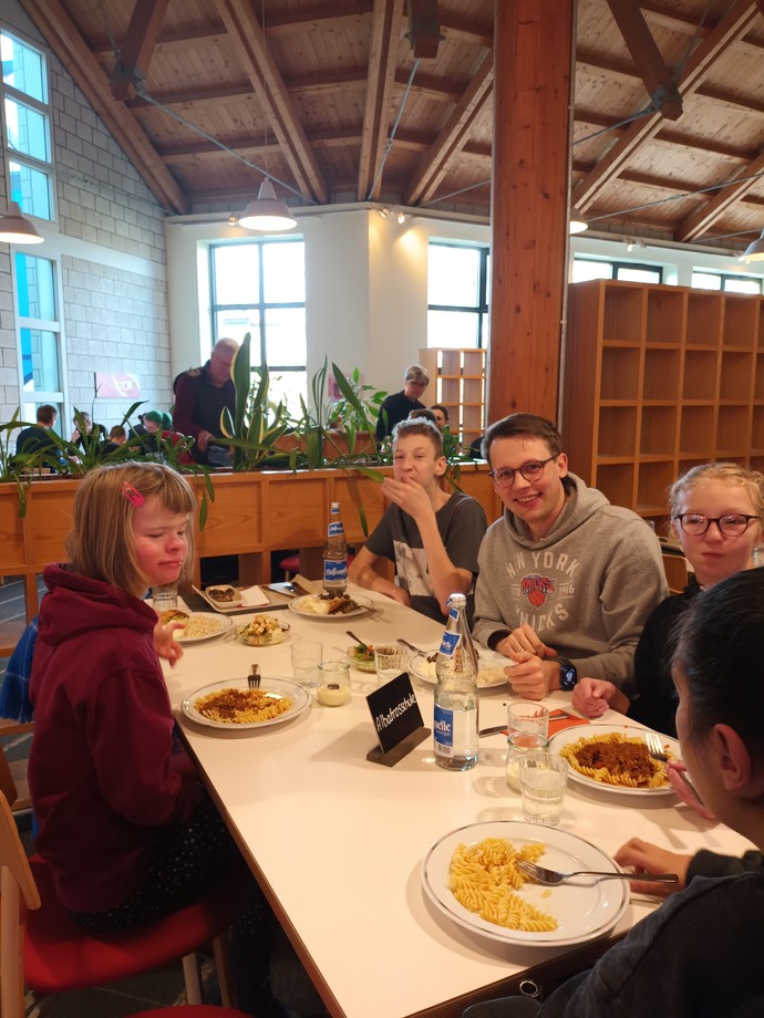 Schülerinnen und Schüler beim Abendessen