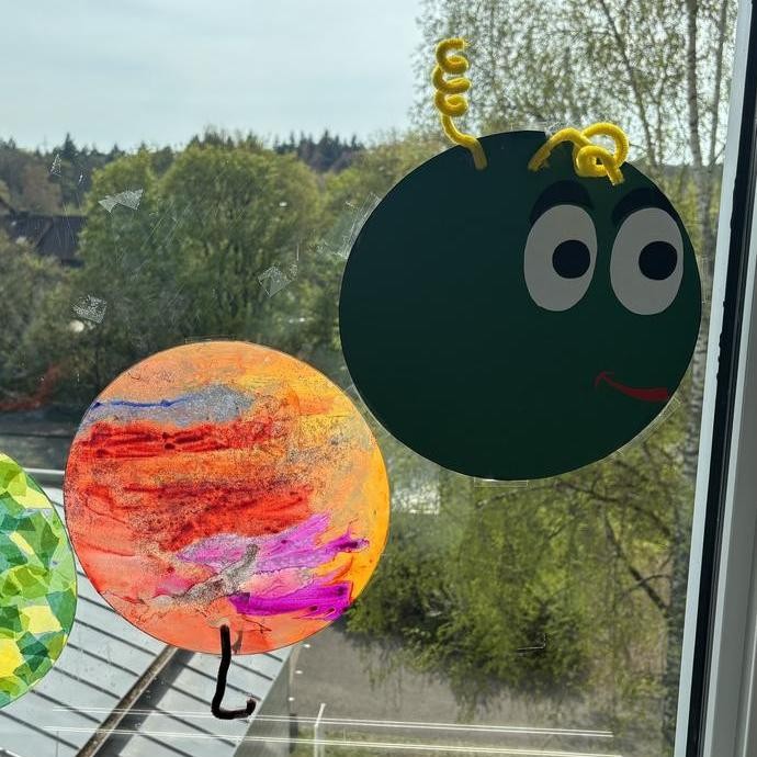 gebastelte Raupe (vergrößerte Bildansicht wird geöffnet)