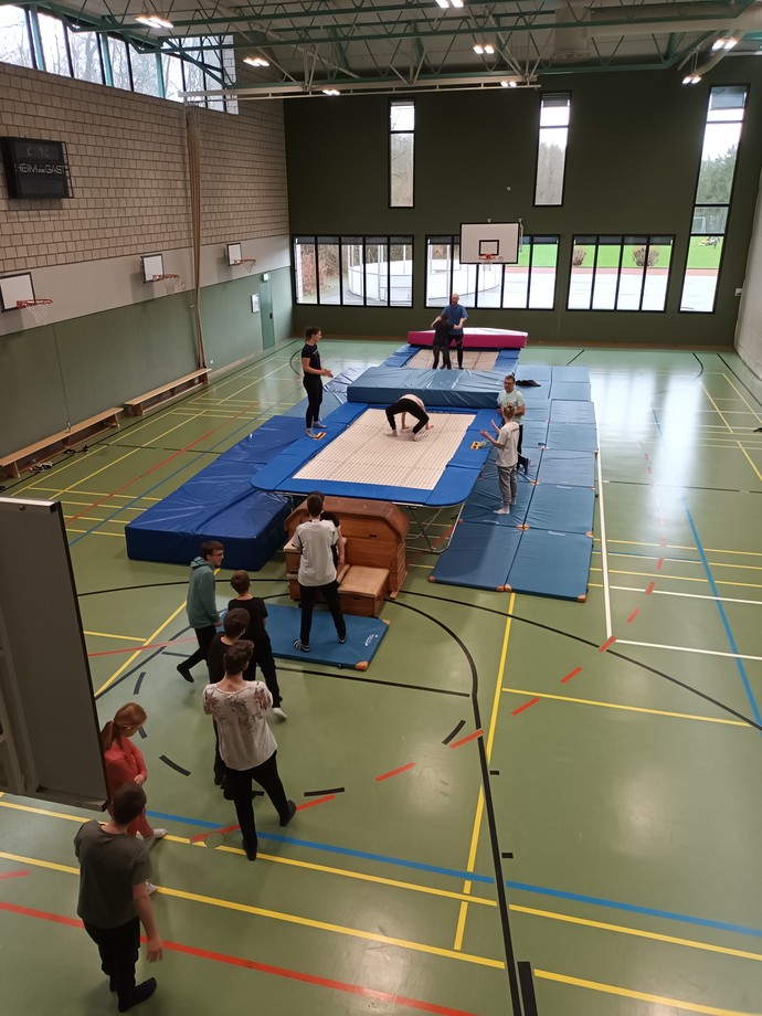 Schülerinnen und Schüler in der Sporthalle