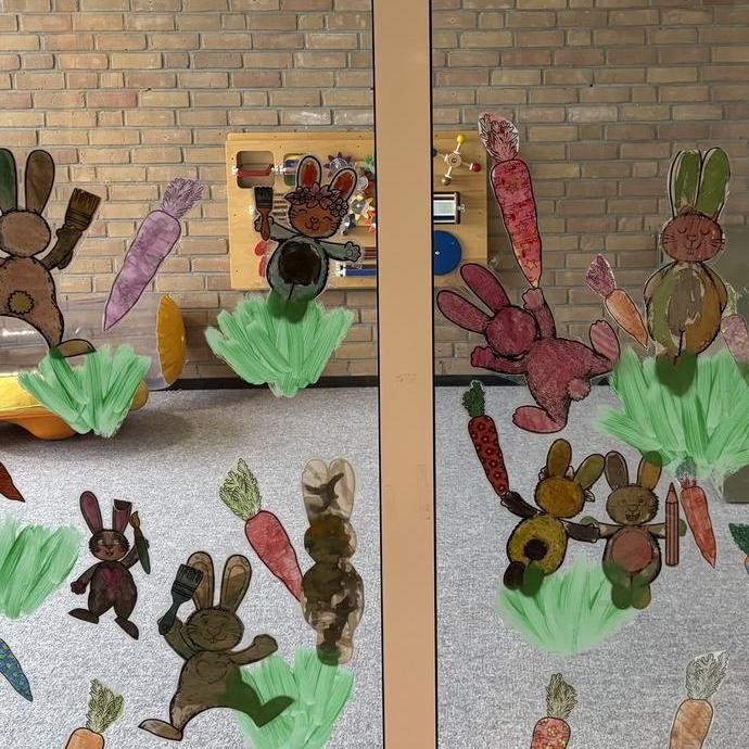 gebastelte Osterhasen (vergrößerte Bildansicht wird geöffnet)