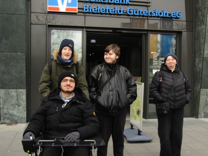 Schülerinnen und Schüler vor der Volksbank