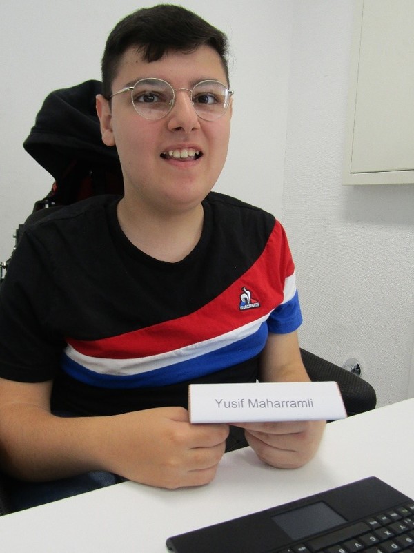 Schüler mit Namensschild