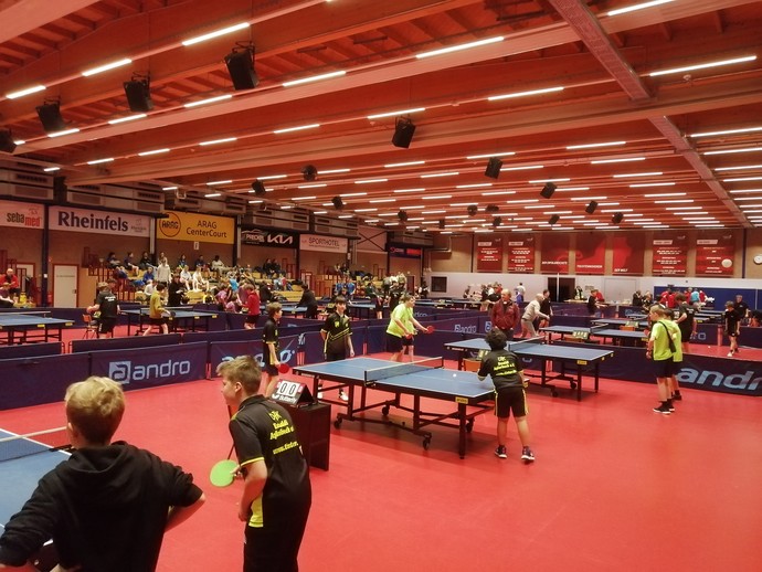 Turnierhalle mit verschiedenen Tischtennisplatten