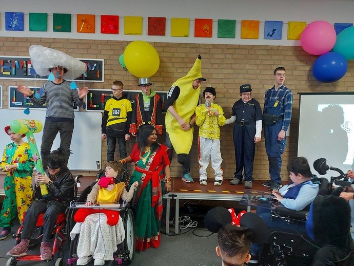 Schülerinnen und Schüler auf Bühne (vergrößerte Bildansicht wird geöffnet)