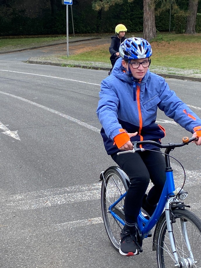 Schüler auf dem Fahrrad