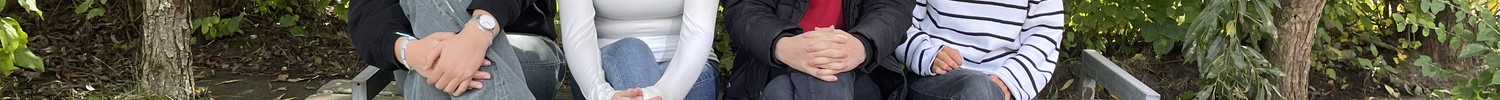 Vier FSJlerinnen sitzen auf einer Bank