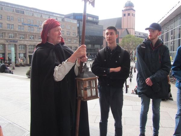 Die schüler lauschen den Worten des Nachtwächters