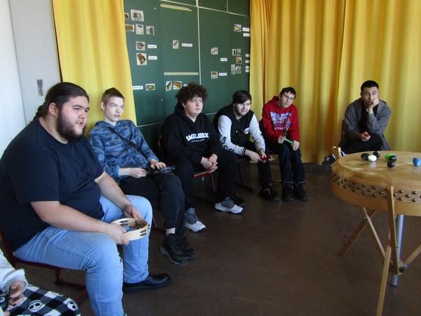 Schüler an Trommeln