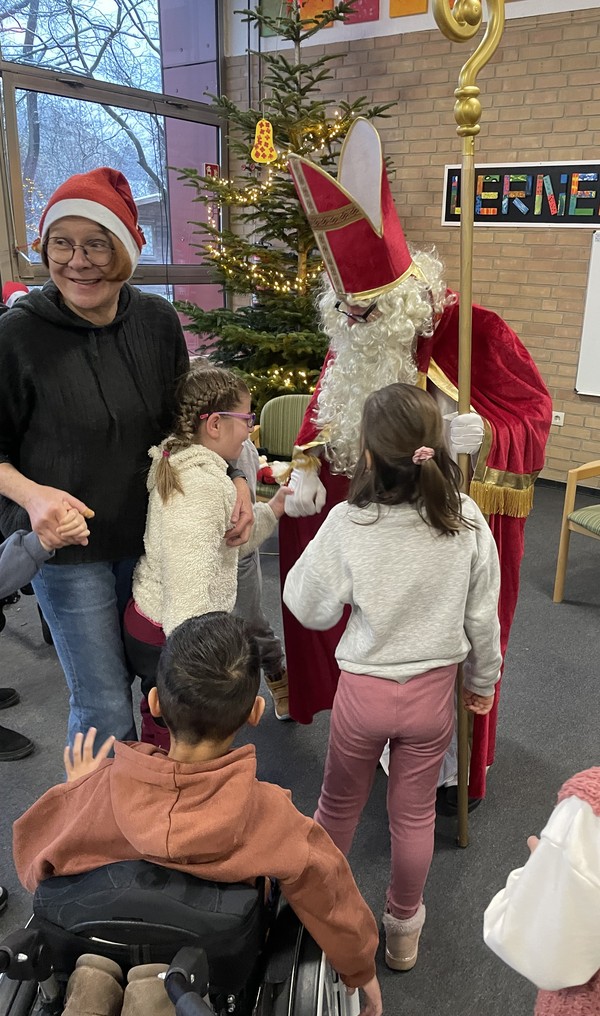 Schülerinngen und Schüler mit dem Nikolaus