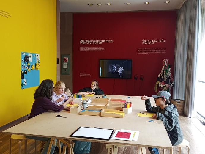 Versuche, Versuche, Versuche. Die SuS beim Erkunden der Ausstellung (vergrößerte Bildansicht wird geöffnet)