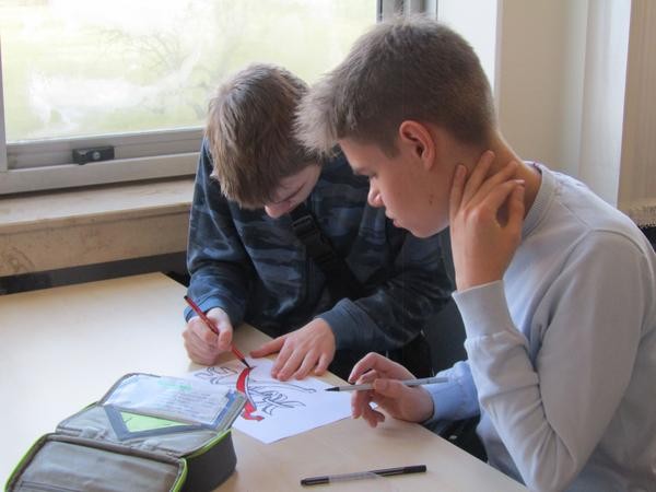 Schüler beim Zeichnen