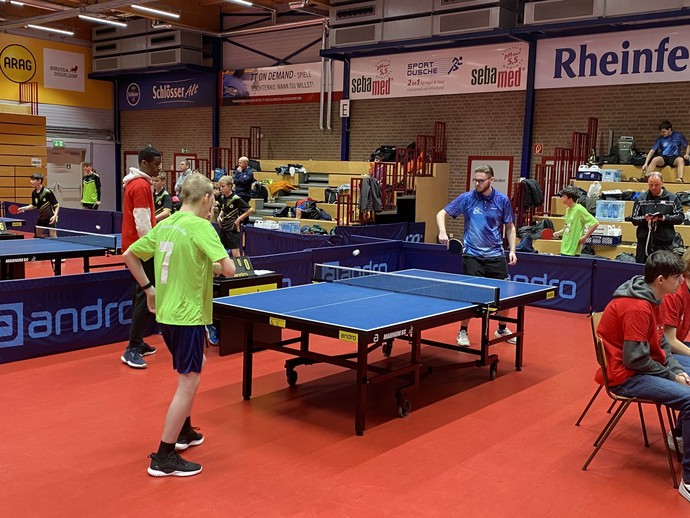 Schüler beim Tischtennis