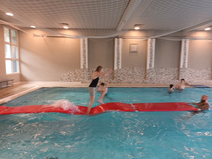 Schülerinnen und Schüler beim Schwimmen